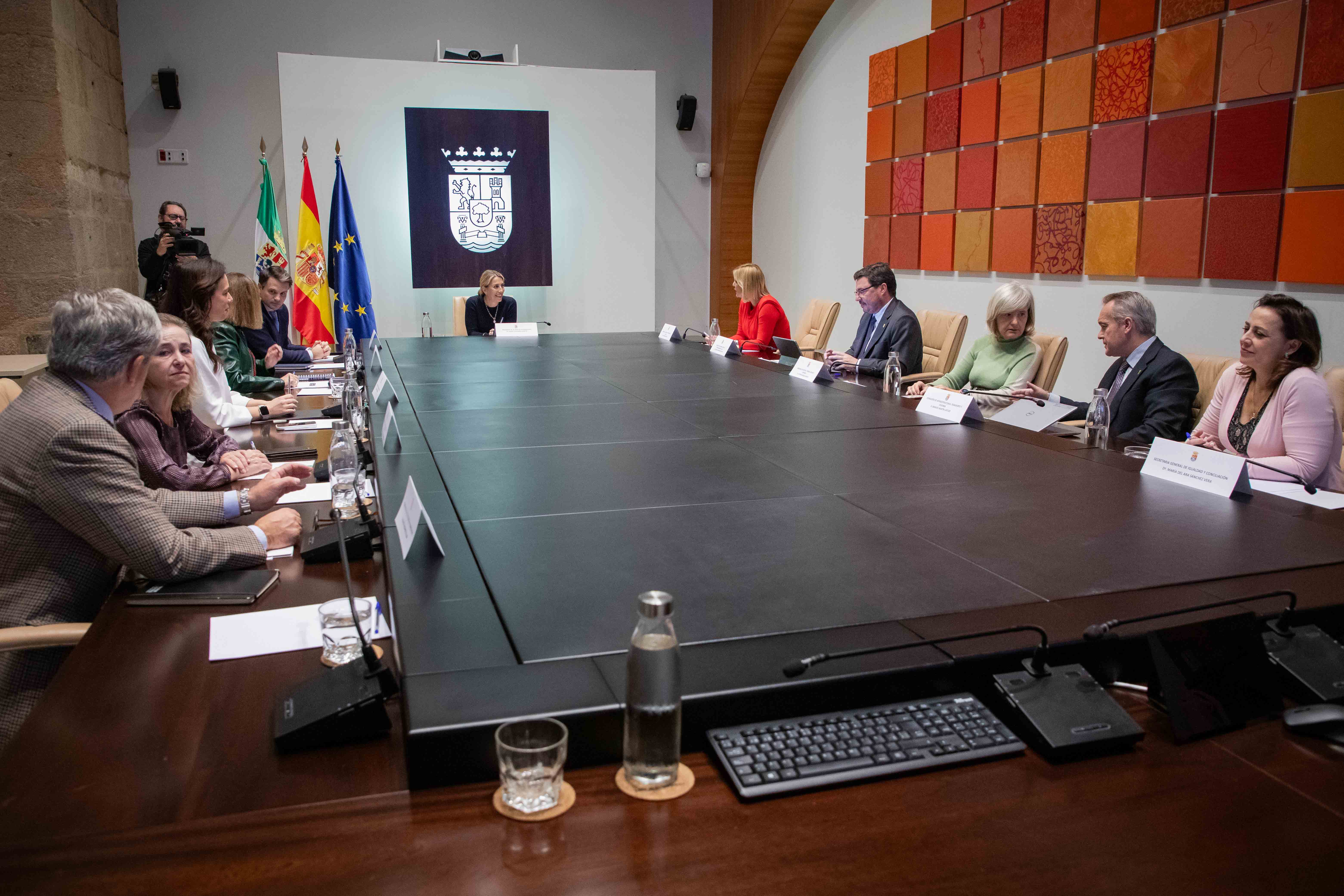 Foto de La Junta de Extremadura invita a reflexionar sobre la violencia contra las mujeres en una declaración con motivo del 25-N