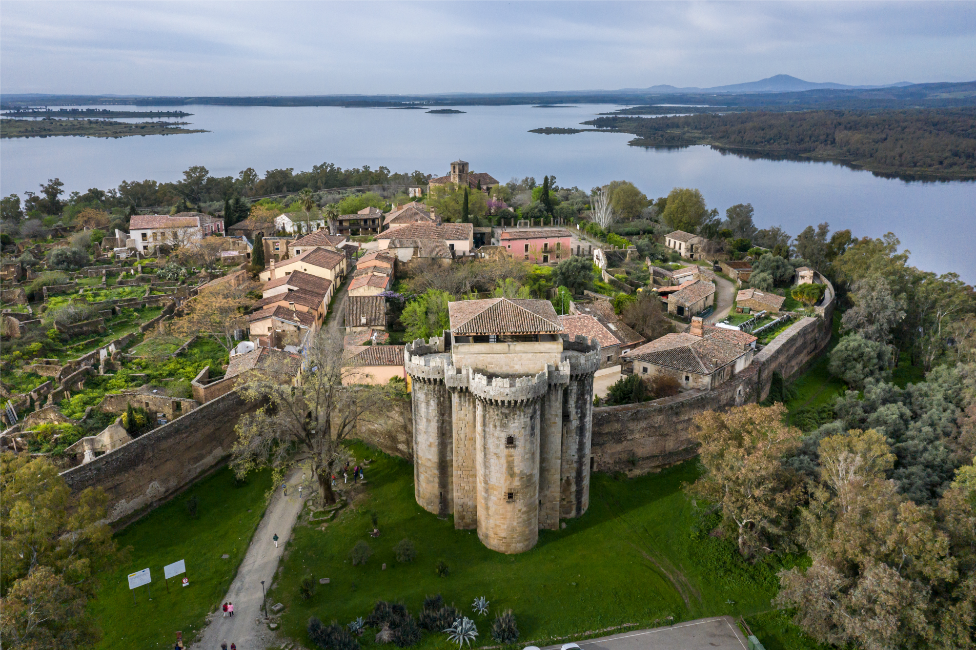 Foto de La Junta de Extremadura promociona la singularidad del patrimonio de Granadilla a través del influencer cultural Pedro Torrijos