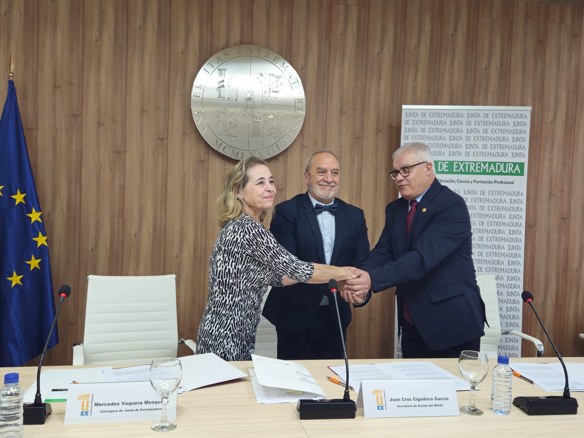 Foto de La Junta firma un convenio con el Ministerio de Universidades para financiar la incorporación de 89 profesores ayudantes doctores en la UEx