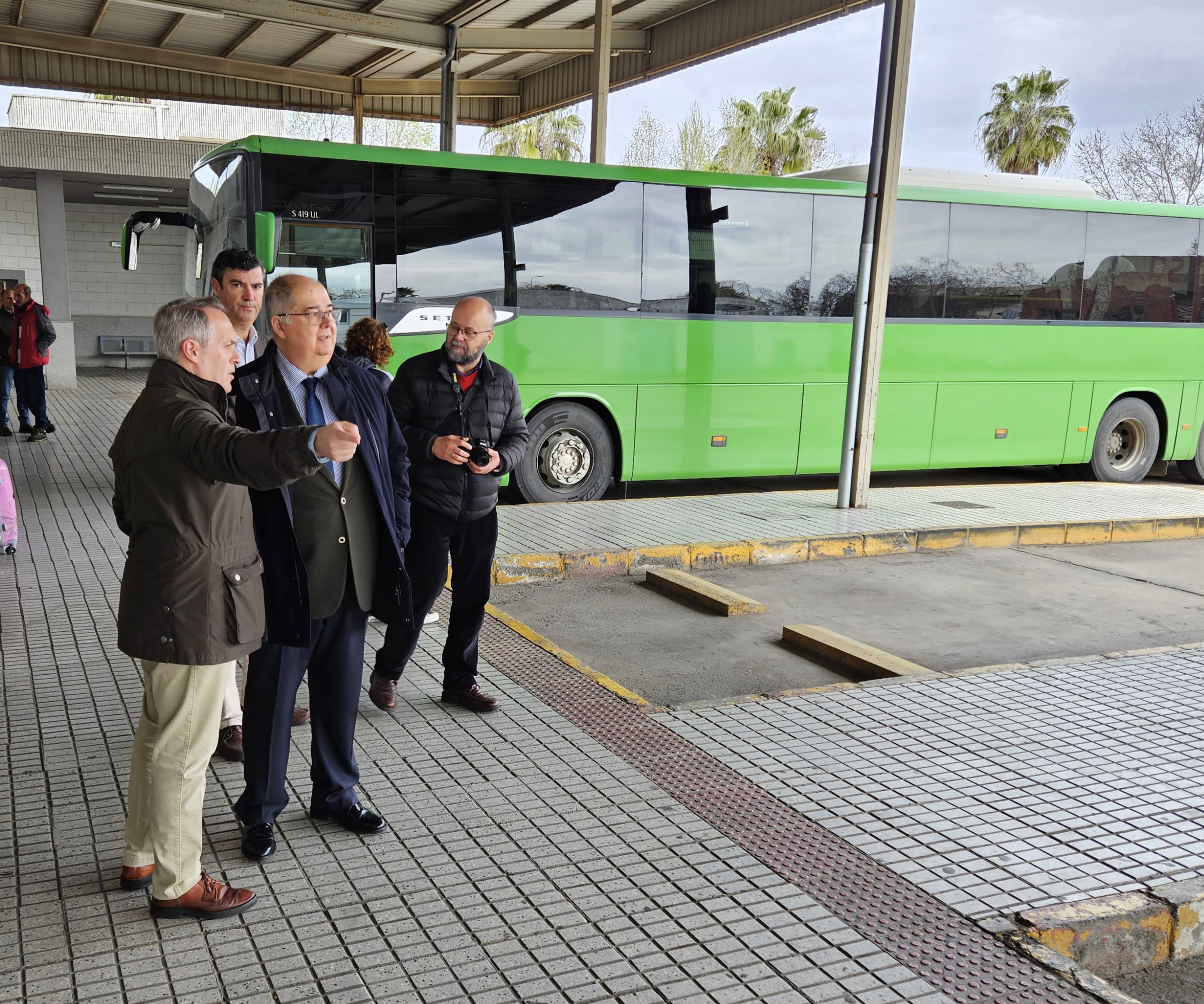 Foto de El consejero de Infraestructuras avanza que la Junta trabaja en la licitación del servicio de gestión y explotación de nueve estaciones de a