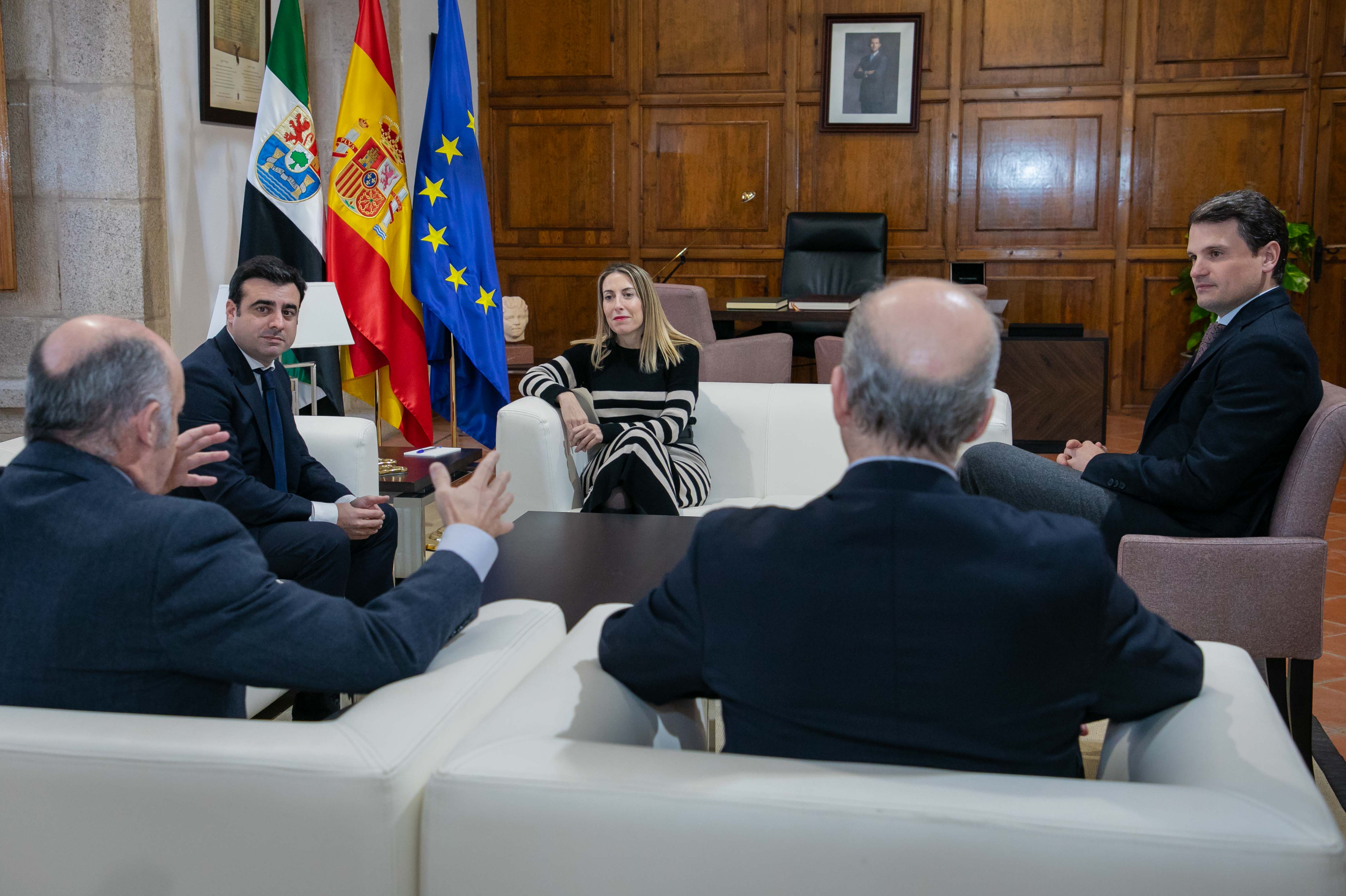 Imagen del artículo La Junta de Extremadura se reúne con CIEM para colaborar en el desarrollo socioeconómico de la región