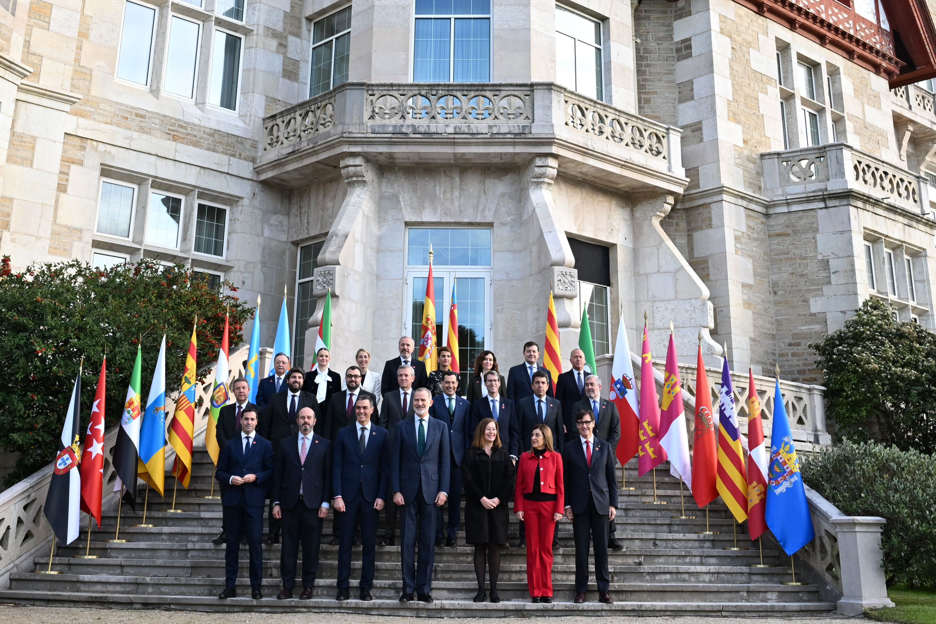 Imagen de la presidenta en la Conferencia de Presidentes junto al Rey y responsables de CCAA