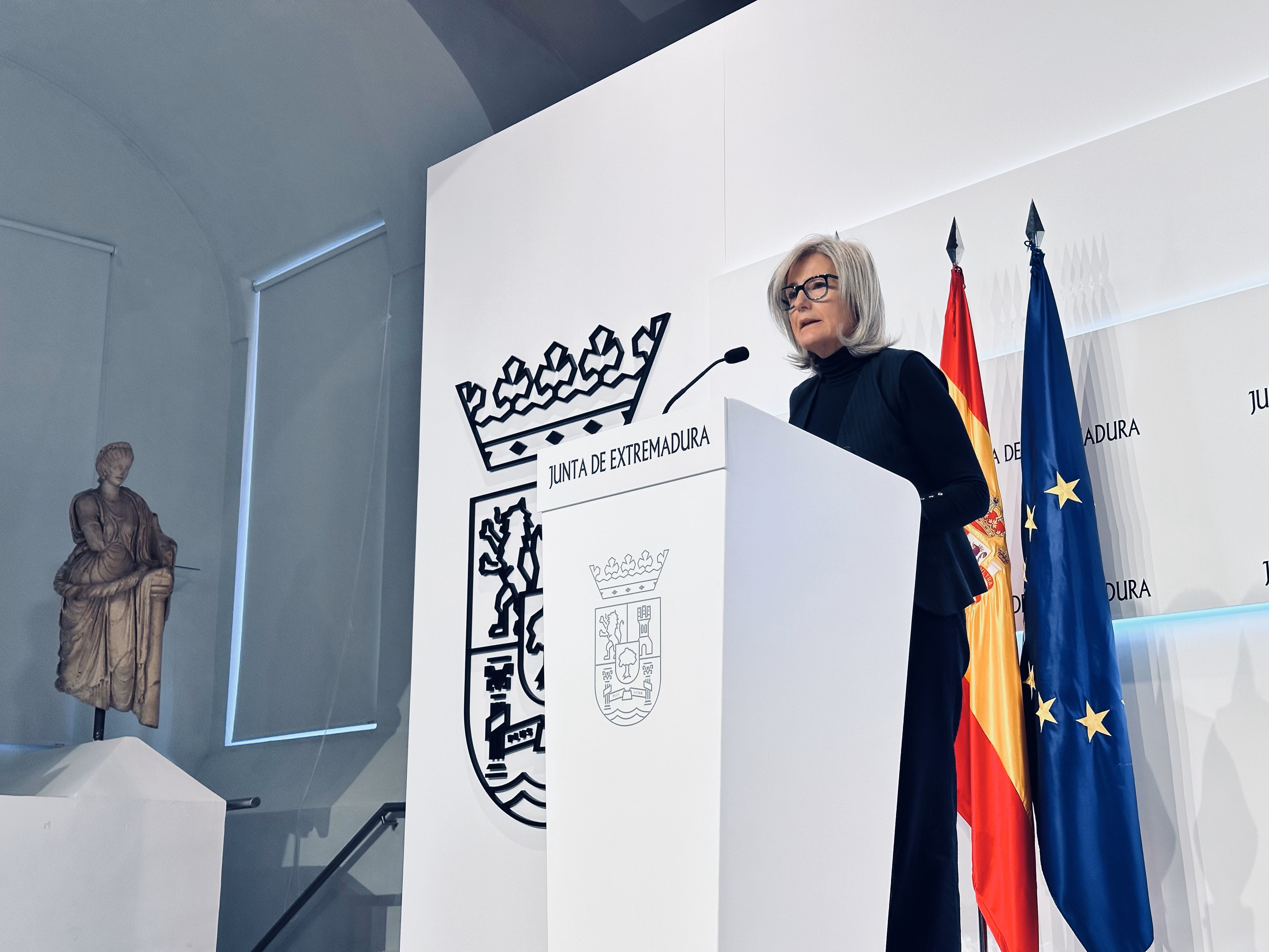 La portavoz de la Junta de Extremadura, Victoria Bazaga, durante la rueda de prensa del Consejo de Gobierno.