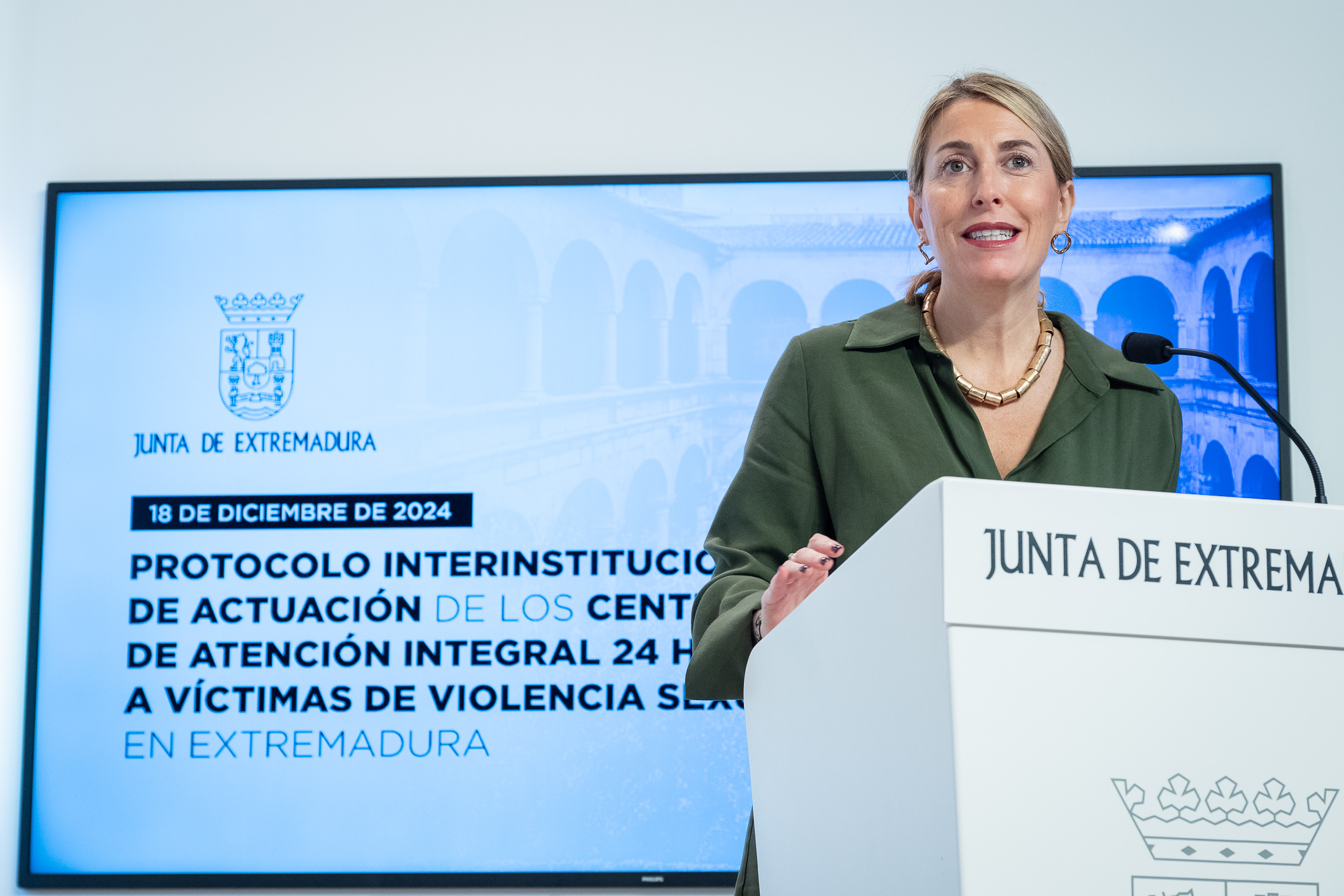 La presidenta de la Junta de Extremadura, María Guardiola, interviene en el acto. 