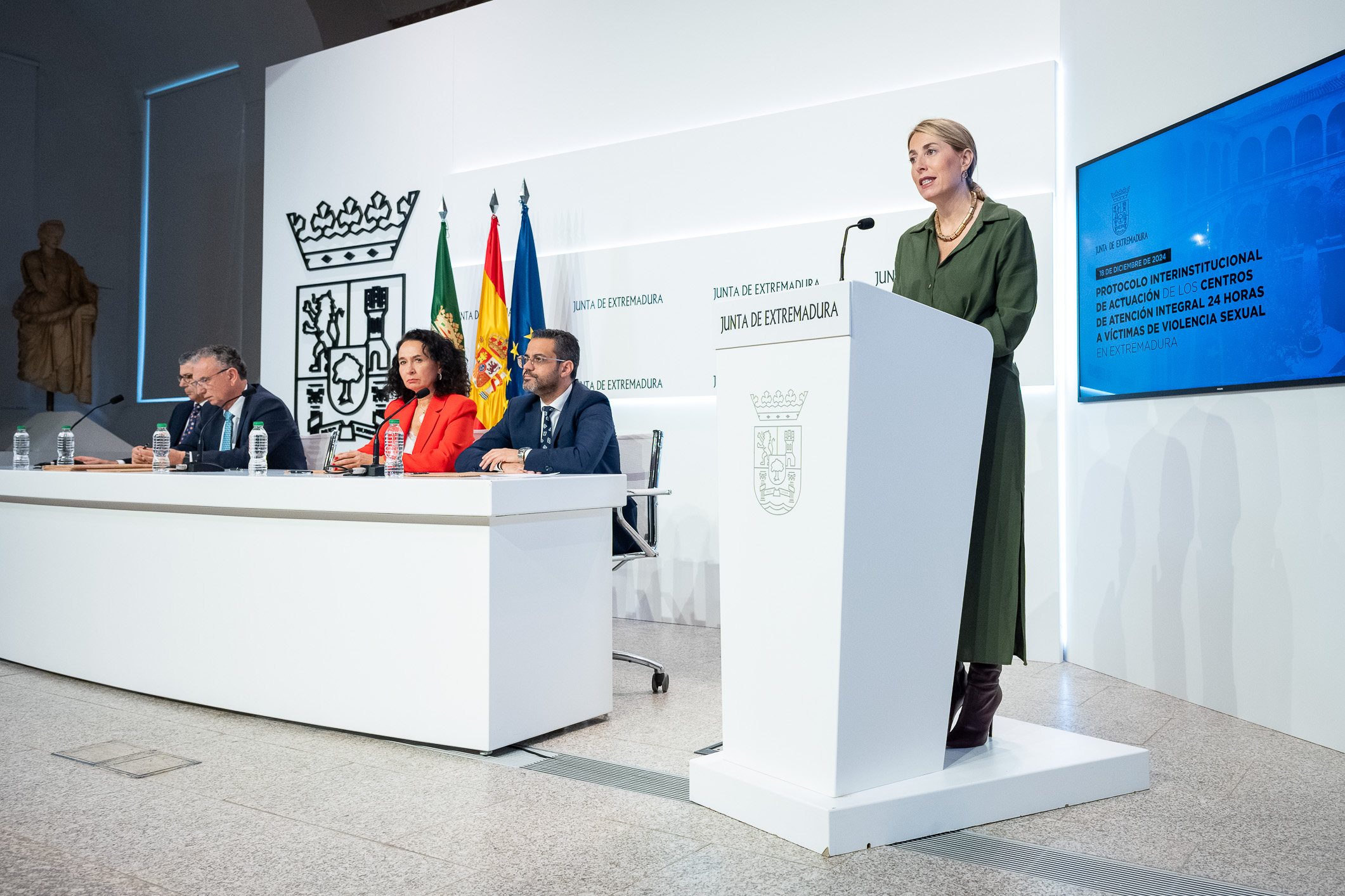 La presidenta de la Junta de Extremadura, María Guardiola, interviene en el acto. 