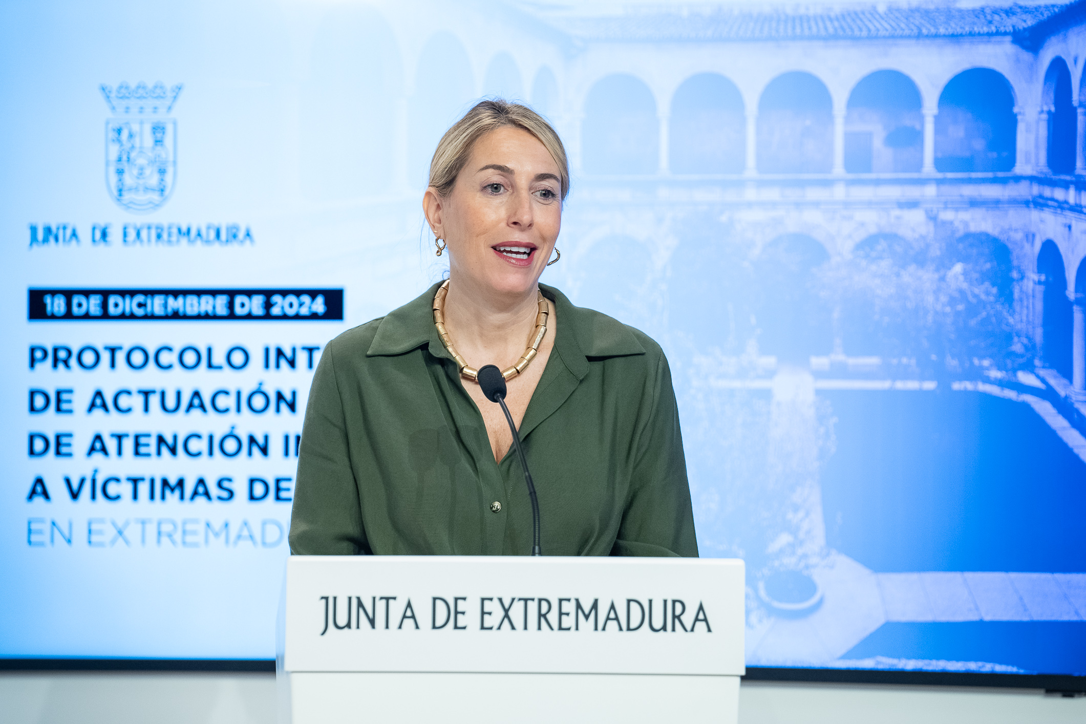 La presidenta de la Junta de Extremadura, María Guardiola, interviene en el acto. 