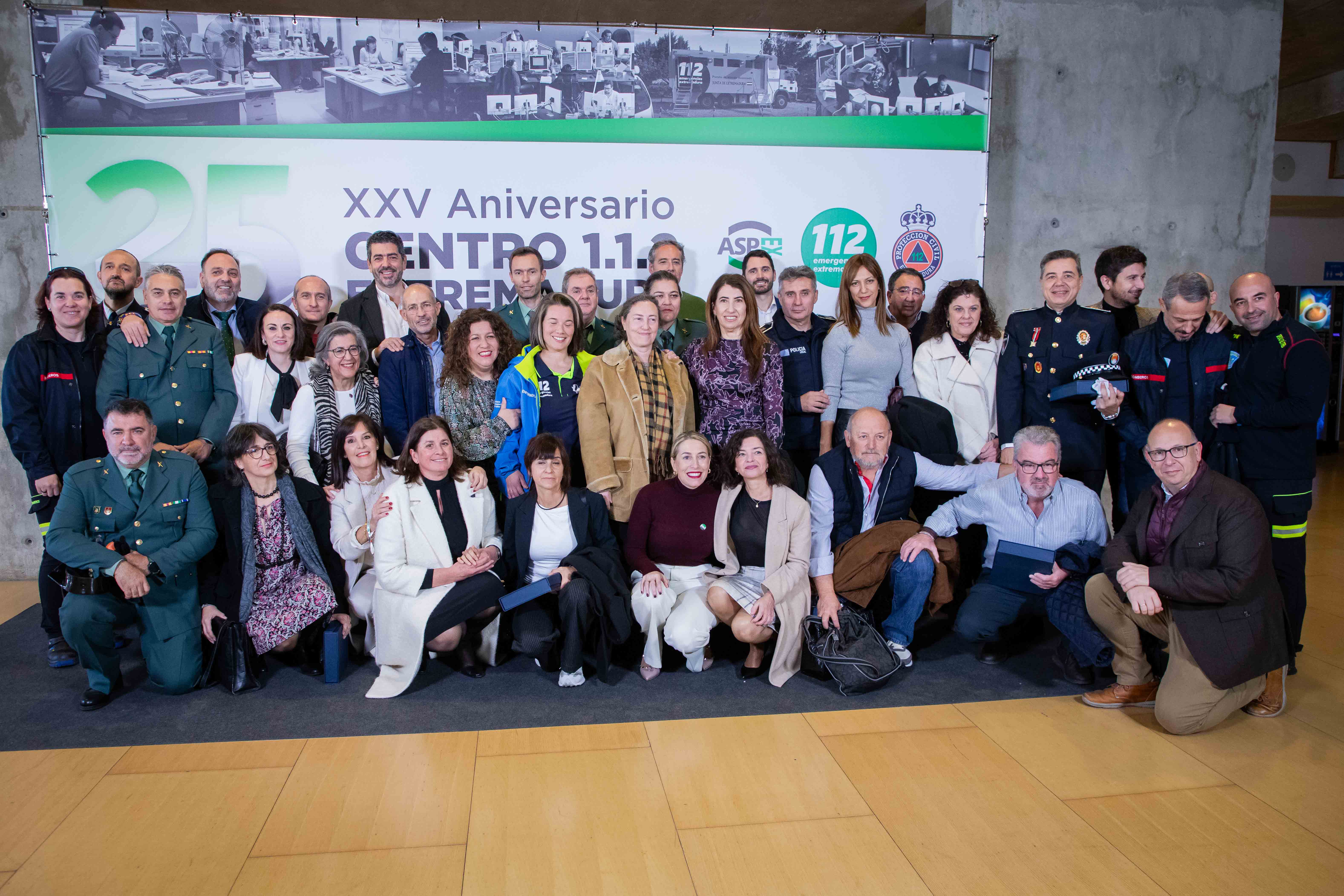 La presidenta María Guardiola con algunos protagonistas del acto conmemorativo del 25 aniversario del 112