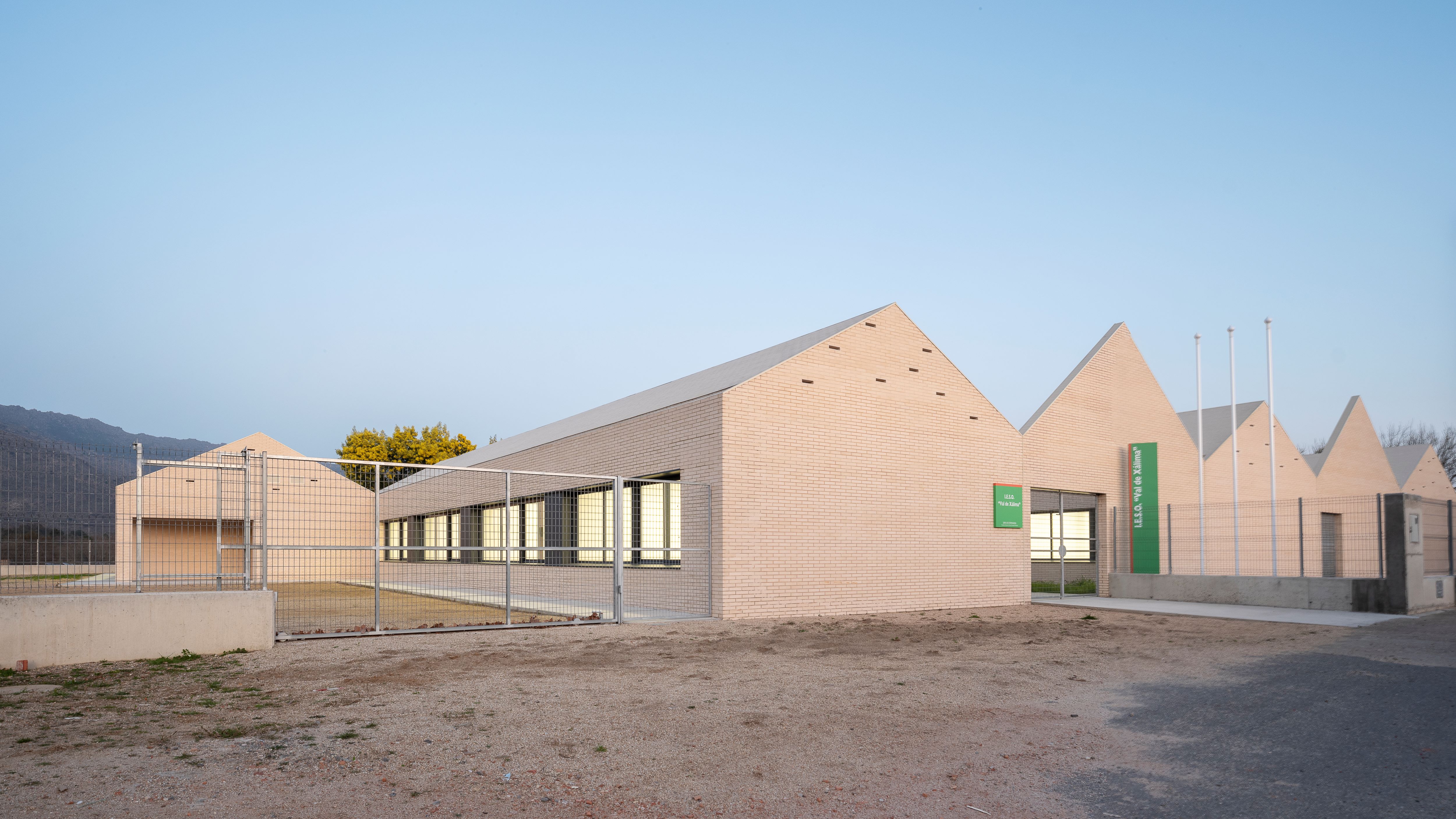 Foto de La Junta de Extremadura saca a contratación obras en 42 centros educativos por valor de 52.2M€