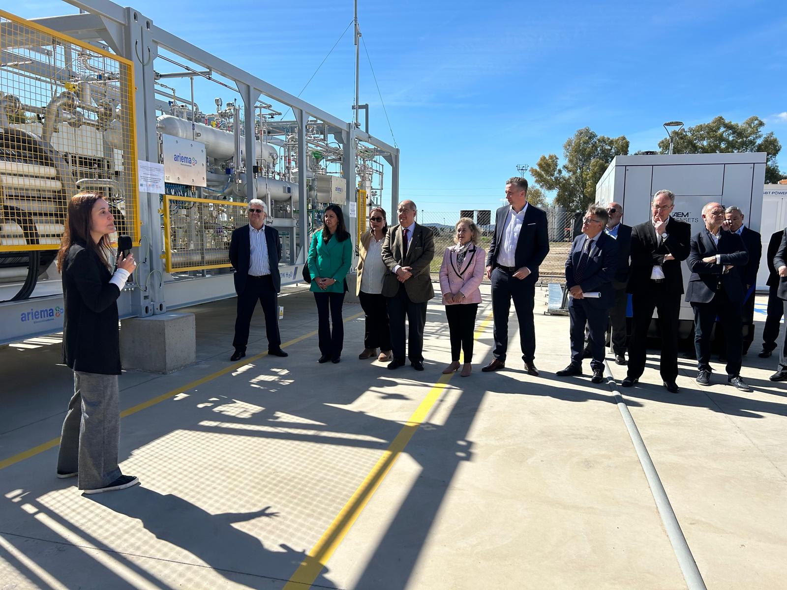 Inauguración planta piloto de producción de energía renovable en Deutz Spain en Zafra foto 2