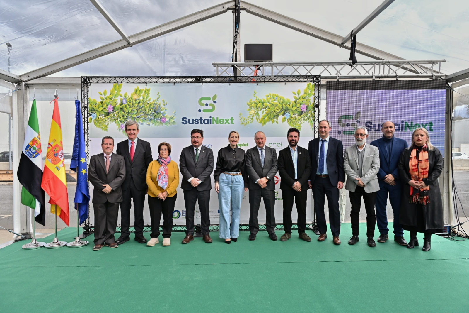 Foto de La presidenta de la Junta de Extremadura visita la fábrica de NATAC en Hervás: 