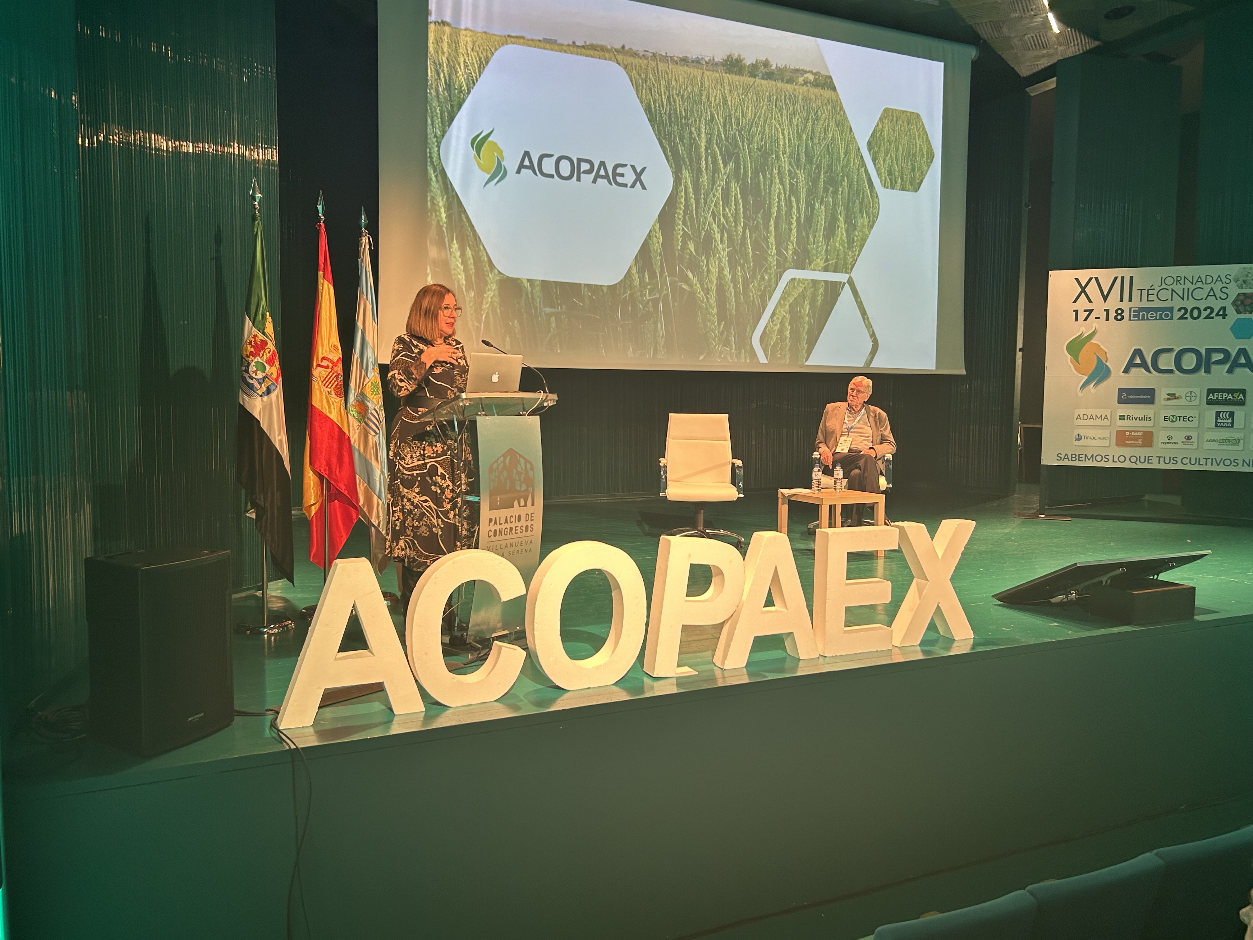 Image 1 of article Mercedes Morán incide en la importancia de la integración cooperativa para una mayor competitividad durante la clausura de las jornadas de Acopaex