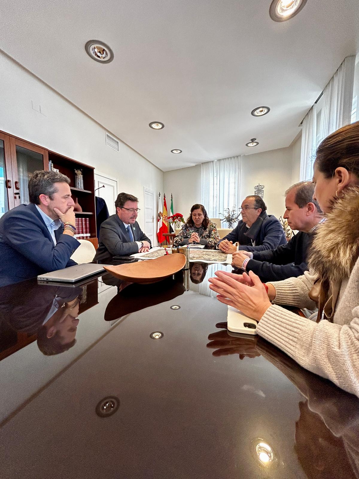 Foto de La Junta de Extremadura ratifica su compromiso con Don Benito en una visita del consejero Santamaría